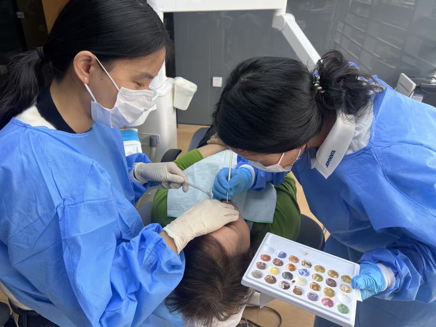 Derniers blogs de l'entreprise sur Des techniciens de couleur sophistiqués colorent les dents du patient.